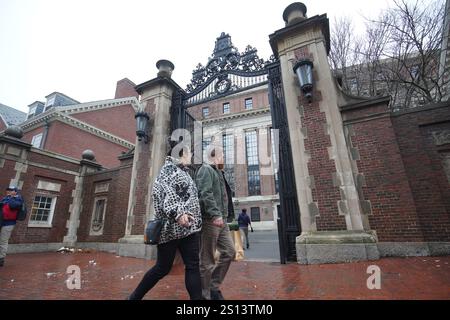 Boston, Usa. Dezember 2024. Die Leute laufen vor dem Tor der Harvard University in Boston. (Foto: Michael Ho Wai Lee/SOPA Images/SIPA USA) Credit: SIPA USA/Alamy Live News Stockfoto