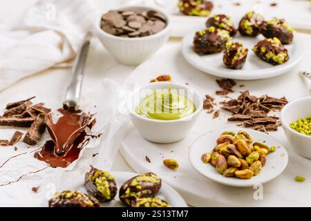 Zubereitung eines exquisiten Desserts, Datteln gefüllt mit Pistazien-Mousse, Alternative zur beliebten Dubai Schokoladenriegel Stockfoto