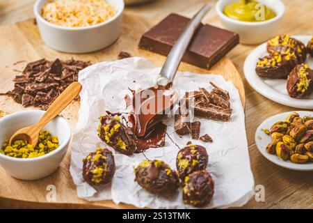 Zubereitung eines exquisiten Desserts, Datteln gefüllt mit Pistazien-Mousse, Alternative zur beliebten Dubai Schokoladenriegel Stockfoto