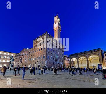 Piazza della Signoria in Florenz bei Dämmerung mit Palazzo Vecchio und Loggia dei Lanzi Stockfoto