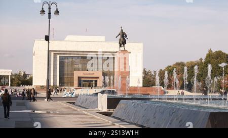 Bischkek, Kirgisistan - 11. Oktober 2024: Kirgisisches Staatsmuseum und Statue von manas auf dem Ala-Too-Platz Stockfoto