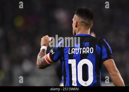 Torino, Italien. November 2023. Foto Fabio Ferrari/LaPresse26 Novembre 2023 - Turin, Italien - Sport - Juventus vs Inter - Campionato italiano di calcio Serie A TIM 2023/2024 - Allianz Stadium. Nella Foto: Lautaro Martinez (FC Inter) esultanza Tor 1-1 26. November 2023 Turin, Italien - Sport Soccer - Juventus vs Inter - italienische Fußball-Meisterschaft Liga A TIM 2023/2024 - Allianz Stadium im Bild: Lautaro Martinez (FC Inter) feiert nach 1-1 Punkten Guthaben: LaPresse/Alamy Live News Stockfoto