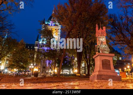 Quebec, Kanada - Oktober 18 2021 : Nachtansicht der Altstadt von Quebec im Herbst. Place d'Armes, landschaftlich gestalteter platz mit einem Brunnen. Stockfoto