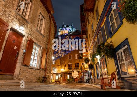 Quebec, Kanada - Oktober 18 2021 : Umbrella Alley. Blick auf die Altstadt von Quebec City in der Herbstnacht. Stockfoto