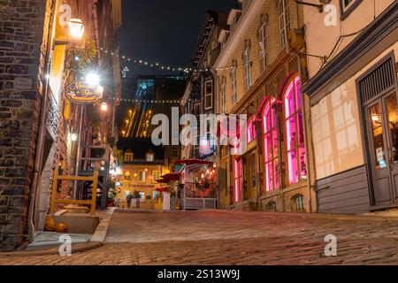 Quebec, Kanada - Oktober 18 2021 : Nachtansicht der Altstadt von Quebec im Herbst. Rue Sous-le-Fort. Stockfoto