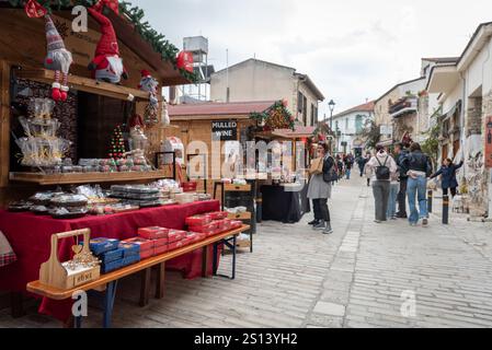 Lefkara, Zypern, 28. Dezember 2024: Menschen genießen den weihnachtsmarkt in lefkara, zypern, kaufen lokale Produkte und Glühwein Stockfoto