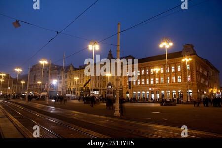 zagreb, Kroatien, Oktober 31 2024: Jelacic-Platz im Stadtzentrum von zagreb, kroatien bei Nacht Stockfoto