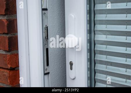 Nahaufnahme einer offenen Eingangstür bei Tageslicht, rote Ziegelsteinmauer Stockfoto