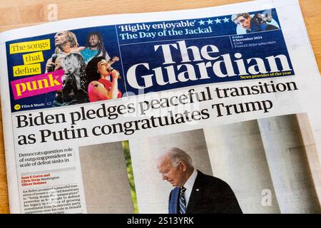 8. November 2024. Die Schlagzeile im Guardian lautet: Biden verspricht friedlichen Übergang, während Putin Trump gratuliert. Stockfoto