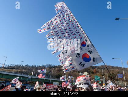 Anhänger des angegriffenen südkoreanischen Präsidenten Yoon Suk Yeol schwenken US- und südkoreanische Flaggen, während sie sich in der Nähe der Präsidentenresidenz in Seoul versammeln. Ein Gericht in Seoul erließ am 31. Dezember einen Haftbefehl, um den angeklagten Präsidenten Yoon Suk Yeol wegen seiner verpfuschten Verhängung des Kriegsrechts festzunehmen, was ihn zum ersten sitzenden südkoreanischen Präsidenten machte, der verhaftet werden musste. Das Bezirksgericht Seoul hat einen Antrag des Korruptionsuntersuchungsbüros für hochrangige Beamte (CIO) auf Erteilung des Haftbefehls gegen Präsident Yoon Suk Yeol genehmigt. Stockfoto
