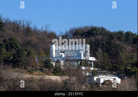 Eine allgemeine Ansicht zeigt das Präsidentenresidenzgebäude in Seoul. Ein Gericht in Seoul erließ am 31. Dezember einen Haftbefehl, um den angeklagten Präsidenten Yoon Suk Yeol wegen seiner verpfuschten Verhängung des Kriegsrechts festzunehmen, was ihn zum ersten sitzenden südkoreanischen Präsidenten machte, der verhaftet werden musste. Das Seoul Western District Court genehmigte einen Antrag des Corruption Investigation Office for High-ranking Officers (CIO), den Haftbefehl gegen Präsident Yoon Suk Yeol zu erlassen, weil er die verpfuschte Kriegsrechtserklärung vom 3. Dezember, die Aufstände koordiniert und Macht missbraucht hat. (Foto von Stockfoto