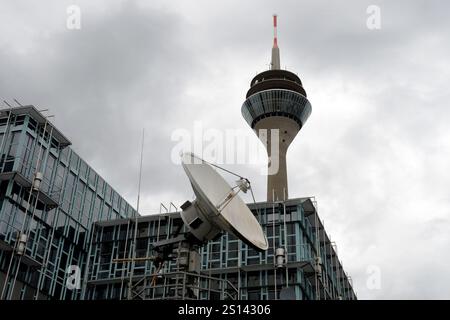 Fernsehturm, Sendeanstalt und Mikrowellen-Relaisschüssel, Deutschland, Nordrhein-Westfalen, Niederrhein, Düsseldorf Stockfoto