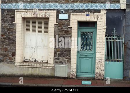 Eingangstür und geschlossene Fensterläden eines Natursteinhauses, Frankreich, Bretagne, Dinard Stockfoto