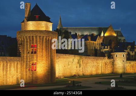 Beleuchtete Stadtmauer von Vannes bei Nacht, Frankreich, Bretagne, Vannes Stockfoto