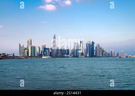 Wunderschöner Blick auf die Skyline von Doha am frühen Morgen Stockfoto