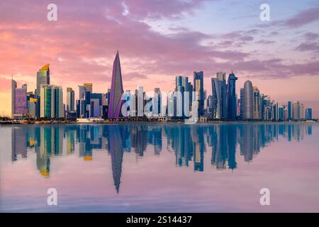 Wunderschöner Blick auf die Skyline von Doha am frühen Morgen Stockfoto