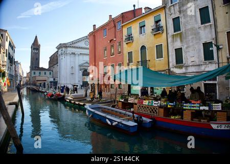 Venedig, Italien. Dezember 2024. Gemüseboot im Kanal. Stockfoto