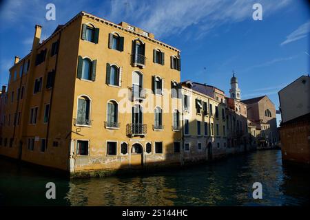 Venedig, Italien. Dezember 2024. Häuser von Venedig. Stockfoto