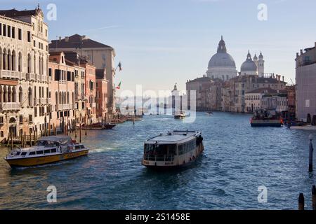 Venedig, Italien. Dezember 2024. Ein Taxiboot im großen Kanal. Stockfoto