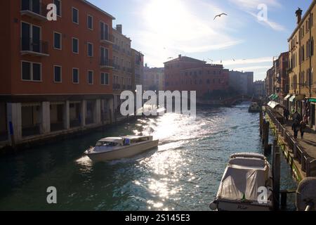 Venedig, Italien. Dezember 2024. Kanäle von Venedig. Stockfoto