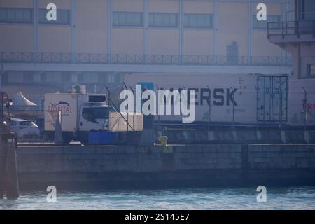 Venedig, Italien. Dezember 2024. Maersk Container am Hafen von Venedig. Stockfoto