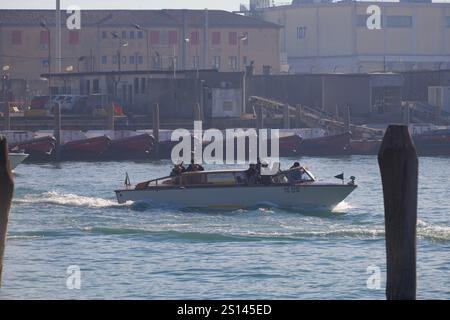 Venedig, Italien. Dezember 2024. Schnellboot in einem Kanal. Stockfoto