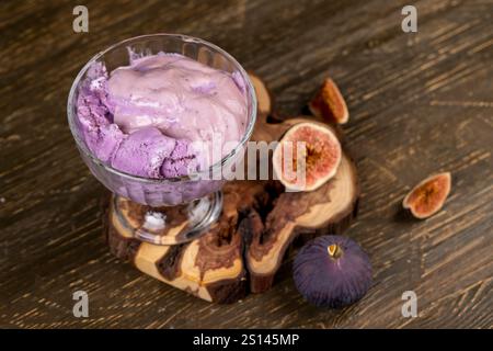 Ein Eis und reife lila Feigen auf dem Tisch, lila Eis und Feigenfrüchte Stockfoto