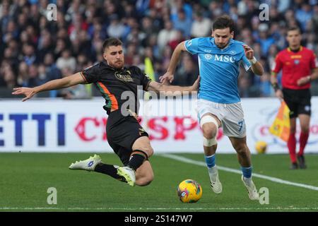 Neapel, Italien. Dezember 2024. Giorgio Altare vom FC Venezia tritt in der Serie A gegen Khvicha Kvaratskhelia vom SSC Neapel um den Ball an Stockfoto