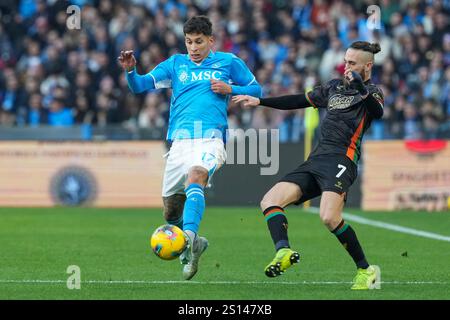 Neapel, Italien. Dezember 2024. Francesco Zampano vom FC Venezia tritt im Spiel der Serie A gegen Mathias Olivera vom SSC Napoli um den Ball an Stockfoto