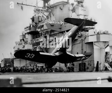 Ein Vought F4U Corsair auf der Nase auf dem Träger USS Shangri-La. Es war ein amerikanisches Kampfflugzeug, das hauptsächlich aus dem Zweiten Weltkrieg und dem Koreakrieg bestand, und wurde hauptsächlich als Trägerflugzeug mit der US Navy und den Marines entwickelt und betrieben. Als einer der fähigsten Trägerbomber des Krieges betrachteten einige japanische Piloten es als den beeindruckendsten amerikanischen Jagdflugzeug. Die Corsair diente fast ausschließlich als Jagdbomber während des Koreakrieges und während der französischen Kolonialkriege in Indochina und Algerien. Stockfoto