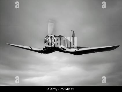 Ein Vought F4U Corsair im Flug. Es war ein amerikanisches Kampfflugzeug, das hauptsächlich aus dem Zweiten Weltkrieg und dem Koreakrieg bestand, und wurde hauptsächlich als Trägerflugzeug mit der US Navy und den Marines entwickelt und betrieben. Als einer der fähigsten Trägerbomber des Krieges betrachteten einige japanische Piloten es als den beeindruckendsten amerikanischen Jagdflugzeug. Die Corsair diente fast ausschließlich als Jagdbomber während des Koreakrieges und während der französischen Kolonialkriege in Indochina und Algerien. Stockfoto