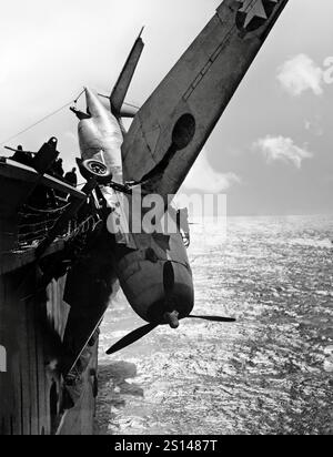 Ein Grumman TBF Avenger hängt über dem Meer, nachdem ein Trägerunglück gelandet war. Ein Torpedobomber aus der Zeit des Zweiten Weltkriegs, der ursprünglich für die United States Navy and Marine Corps entwickelt wurde, aber schließlich von mehreren Luft- und Marineflugzeugen auf der ganzen Welt eingesetzt wurde. Sie trat 1942 in den US-Dienst ein und wurde erstmals während der Schlacht von Midway eingesetzt. Trotz des Verlusts von fünf der sechs Avengers bei seinem Debüt überlebte er im Dienst und wurde der am weitesten verbreitete Torpedobomber des Zweiten Weltkriegs Stockfoto