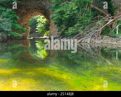 Große Naturbrücke am Sommertag, Rakov Skocjan, Slowenien Stockfoto