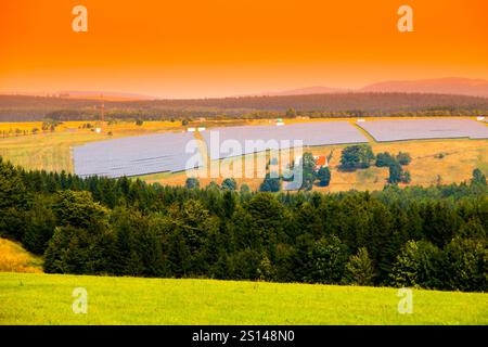 Landschaft mit Solarstromanlage Panelfeld. Klares Thema Energie und erneuerbare Ressourcen. Stockfoto