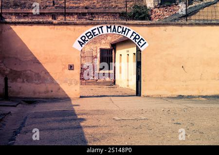 Altes Tor im ehemaligen Konzentrationslager in der kleinen Festung von Terezin. Stockfoto