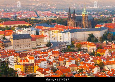 Prager Burgkomplex mit gotischem St. Veits Kathedrale in der Abendzeit beleuchtet von Sonnenuntergang, Hradcany, Prag, Tschechische Republik. UNESCO-Weltkulturerbe. Luftaufnahme vom Petrin Tower. Stockfoto