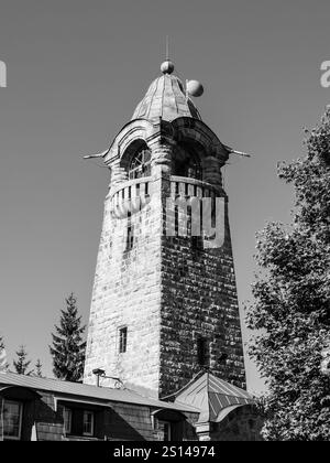 Cerna Studnice - alter Aussichtsturm aus Stein mit rotem Dach, Tschechien. Schwarzweißbild. Stockfoto
