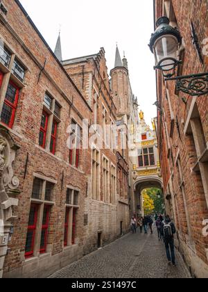 Brücke zwischen Gebäuden über die schmale Blinde-Ezelstraat-Straße, die zum Burgplatz in Brügge, Belgien führt Stockfoto