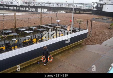 Brighton UK 31. Dezember 2024 - Ein windiger Tag, an dem an Brighton Seafront gearbeitet wird, da viele Silvesterfeuerwerke im ganzen Land abgesagt werden: Credit Simon Dack / Alamy Live News Stockfoto