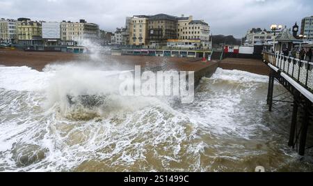 Brighton UK 31. Dezember 2024 - Wellen krachen an einem windigen Tag auf Brighton am Pier, da stürmisches Wetter viele Silvesterfeuerwerke im ganzen Land abgesagt hat: Credit Simon Dack / Alamy Live News Stockfoto