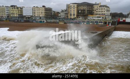 Brighton UK 31. Dezember 2024 - Wellen krachen an einem windigen Tag auf Brighton am Pier, da stürmisches Wetter viele Silvesterfeuerwerke im ganzen Land abgesagt hat: Credit Simon Dack / Alamy Live News Stockfoto