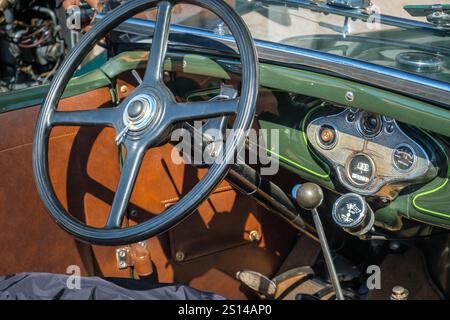 Lissabon, Portugal - 29. September 2024: Grünes Interieur mit Lenkrad, Schaltstange und Auto-Armaturenbrett des alten Ford A Tudor Limousine im selektiven Fokus. Schlüssel im Zündschalter. Ford Motor Company, USA. Stockfoto