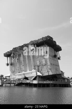 Das ikonische WonderWorks-Gebäude am Broadway at the Beach in Myrtle Beach, South Carolina, USA, verbindet Spaß und Bildung. Stockfoto