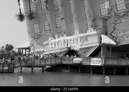 Die berühmte WonderWorks Attraktion am Broadway at the Beach, Myrtle Beach, South Carolina, USA, ist ein verspieltes, kopfüber liegendes und lehrreiches Gebäude. Stockfoto