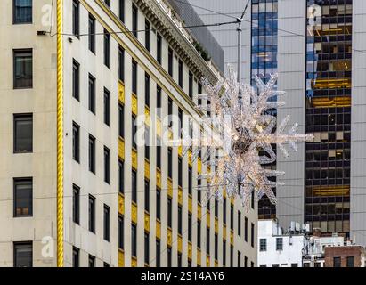 Detailbild einer Tagesansicht der Schneeflocke, die über der Kreuzung von 57th Street und Fifth Avenue hängt Stockfoto