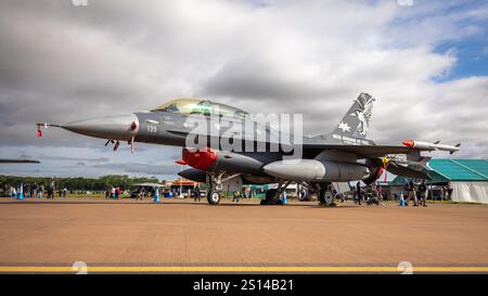 Royal Jordanian Air Force - General Dynamics F-16BM Fighting Falcon, statisch auf dem Royal International Air Tattoo 2024. Stockfoto