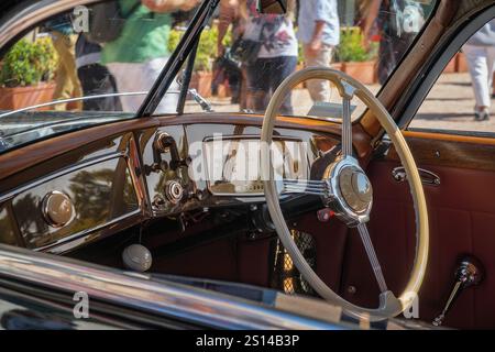 Lissabon, Portugal - 29. September 2024: Innenausstattung des Autos Lancia Aprilia Aerodinamica an sonnigem Tag. Sportwagen von Lancia Aprilia, Italien, im Design von Viotti. Luxuriöse Ausführung von Armaturenbrett und Lenkrad, Leder und Holz, Chromschalter und Bedienelemente Stockfoto