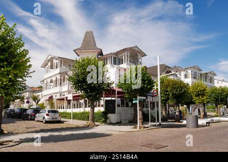 Straßenszene mit weißen Villen im Spa-Stil an der Wilhelmstraße in Sellin auf der Insel Rügen, Mecklenburg-Vorpommern, Deutschland Stockfoto