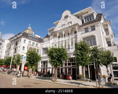 Weiße Gebäude im Spa-Stil mit Geschäften und Hotels in der Wilhelmstraße in Sellin auf der Insel Rügen, Mecklenburg-Vorpommern Stockfoto