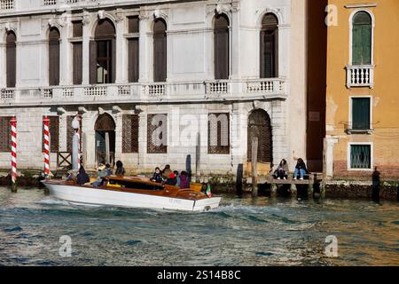 Venedig, Italien. Dezember 2024. Taxiboote in Venedig. Stockfoto